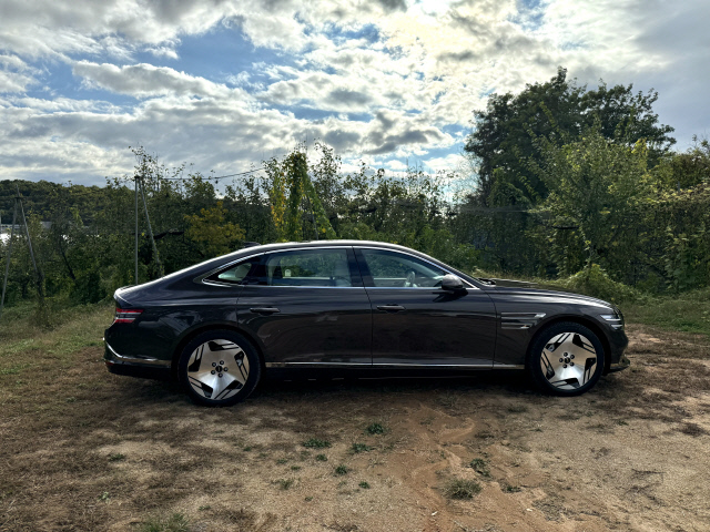 제네시스 G80 전동화 모델 측면부.